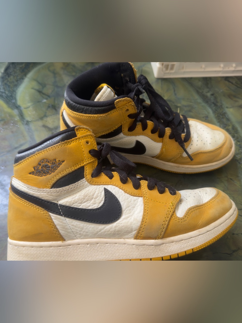 Youth Nike Air Jordan 1 Mid Yellow/White/Black 6Y